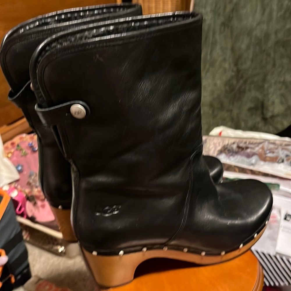 Uggs boots like new black leather Genuine sheepskin lining